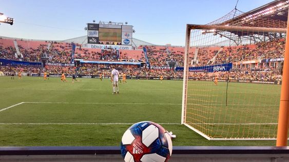¿Se terminan los alcanza-pelotas en el fútbol?