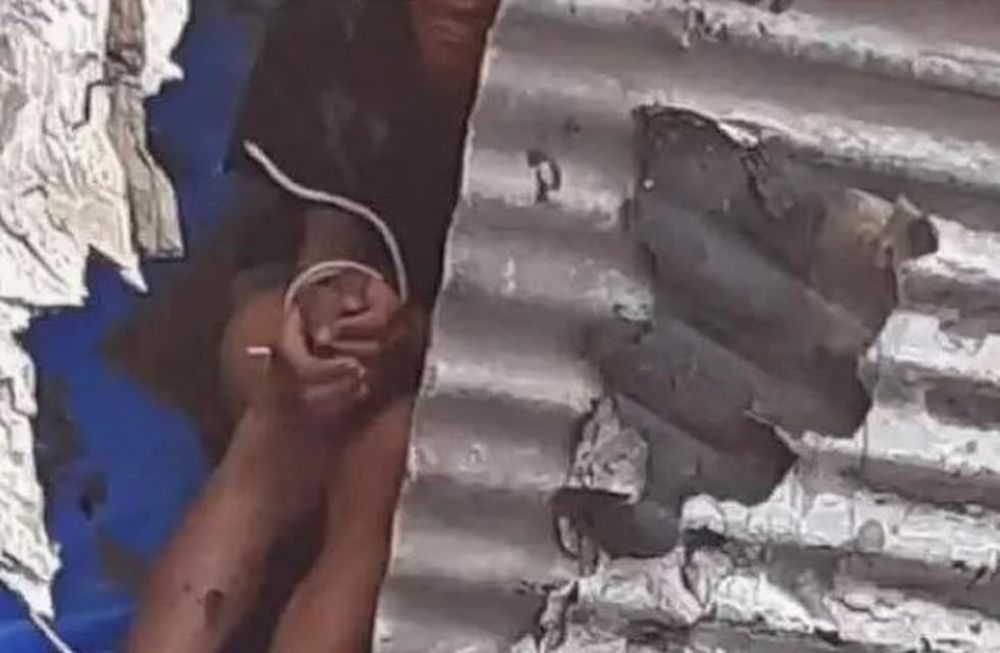 Menor atado por su mamá