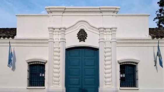 La casa de Tucumán es el Monumento Histórico más importante de la Nación. Su portal barroco con columnas salomónicas es un ícono de la argentinidad y una de las imágenes más representativas de nuestra arquitectura colonial.