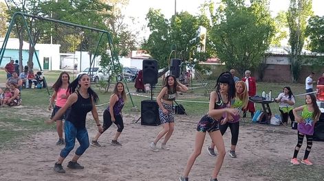 Las clases de Zumba fueron uno de los atractivos de la jornada, en el evento organizado para colaborar con el merendero Manitos Unidas. Foto: Prensa Ministerio de Seguridad