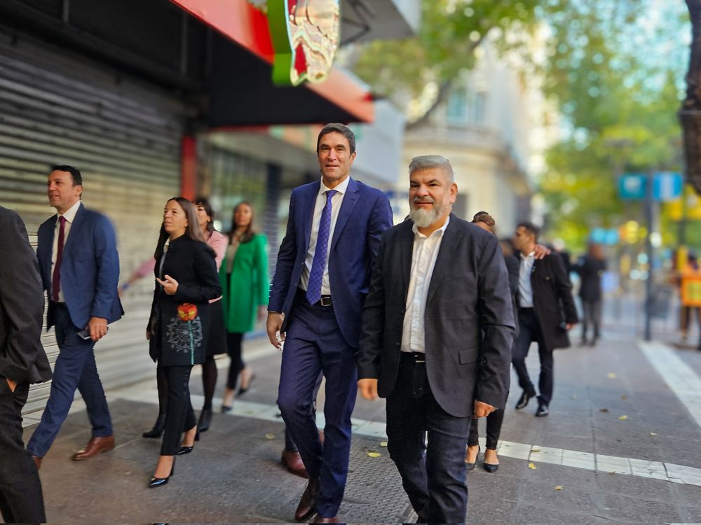 El intendente de Tunuyán, Emir Andraos, junto al subsecretario de Cultura de la Provincia, Diego Gareca, antes de ingresar a la Legislatura. 