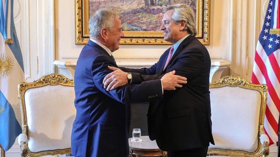 El embajador de los Estados Unidos en la Argentina, Edward Prado, junto al presidente Alberto Fernández en un encuentro protocolar al inicio de la gestión.
