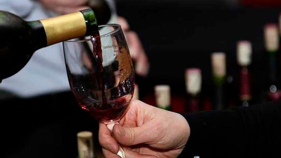 Es muy común que se confunda, entre los consumidores, el vino sin alcohol con el jugo de uva. Sin embargo, hay grandes diferencias en la forma de elaboración de uno y otro.  / Archivo.