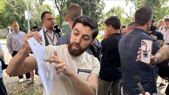 Ahmad Allush, un activista musulmán sirio en Estocolomo, Suecia, mostrando el permiso que la policía sueca le otorgó para quemar la Torá y la Biblia frente a la embajada de Israel el pasado fin de semana.