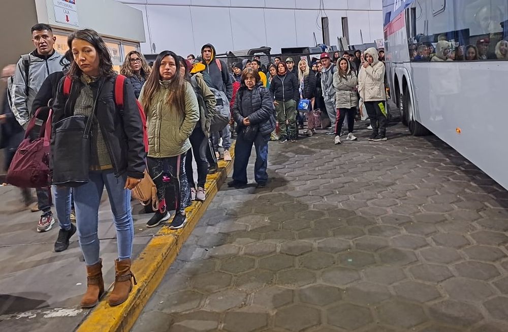 Miles de personas cruzan a Chile, en un paso atiborrado por los tours de compras ilegales.
