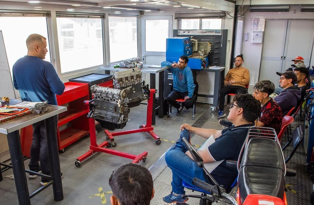 El grupo joven busca una primera salida laboral, mientras que el otro segmento realiza el curso para tener el certificado oficial, para aumentar su capacitación o para cambiar de actividad para mejorar su fuente de ingresos.