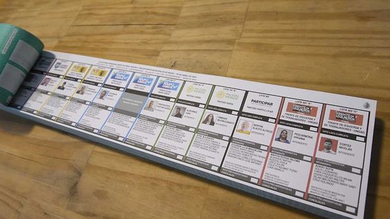 empleados del Correo Argentino trabaja en el preparativo de las urnas y boletas para las elecciones PASO departamentales en Mendoza 2023Los empleados trabajan en las urnas del departamento de MaipúFoto: José Gutierrez / Los Andes