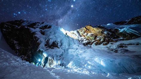Los Andes | Cuando el día se va apagando, en los alrededores de Ushuaia se organizan distintos paseos que tienen como principal atractivo el disfrute del silencio andino y el atardecer, y la aparición de la Luna.
