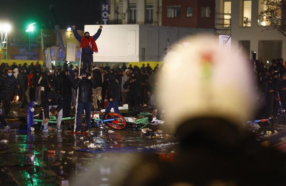 Brussels (Belgium), 27/11/2022.- Aficionados de Marruecos chocan con la policía antidisturbios en las calles de Bruselas, Bélgica, después del partido de fútbol del grupo F de la Copa Mundial de la FIFA 2022 entre Bélgica y Marruecos en el Estadio Al Thumama en Doha, Qatar. Foto: EFE/EPA/STEPHANIE LECOCQ
