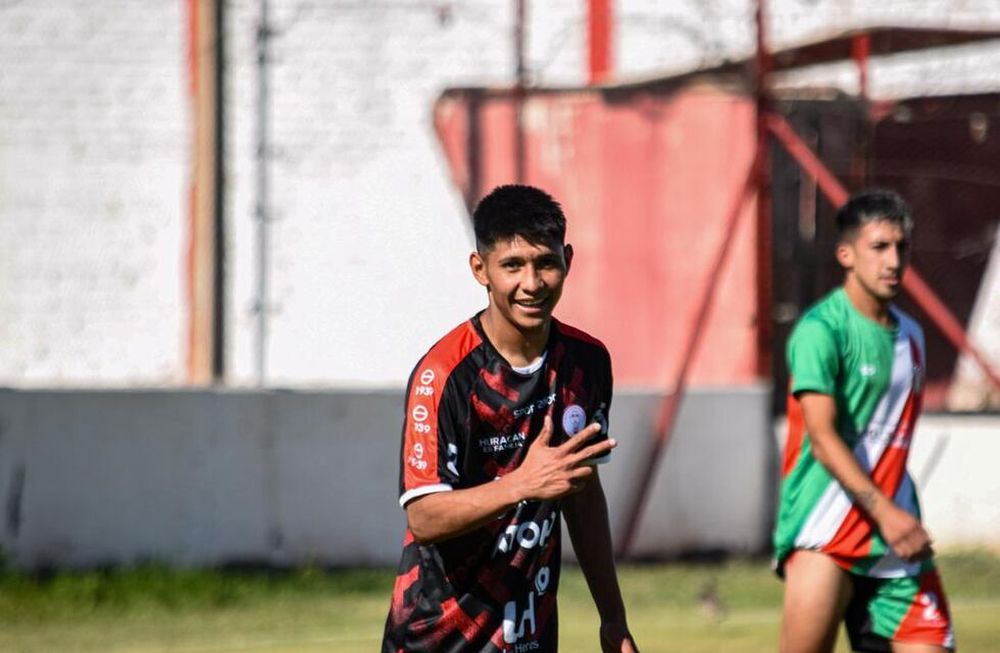 Matías Dieli festeja el tercer gol de su cuenta personal en el triunfo de Huracán Las Heras sobre Fray Luis Beltrán por la fecha 12 de la Liga Mendocina. Foto: Prensa Huracán