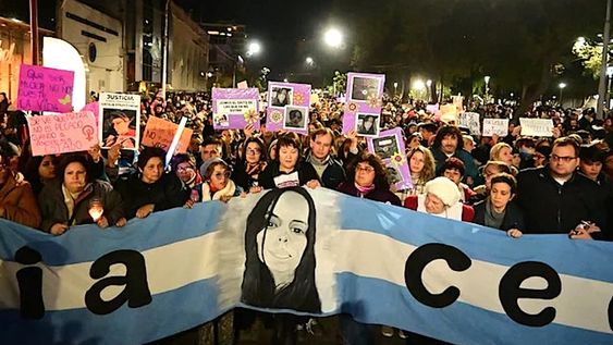 Masiva marcha en Chaco en reclamo de justicia por Cecilia Strzyzowski, encabezada por la madre de la joven desaparecida. Foto: Foto Marcela Carroll / Clarín