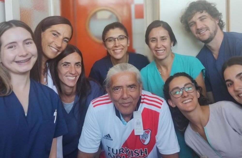 El último día en el Central, Jorge fue agasajado por todos sus compañeros, que le obsequiaron una camiseta de River Plate, el club de sus amores. | Foto: gentileza