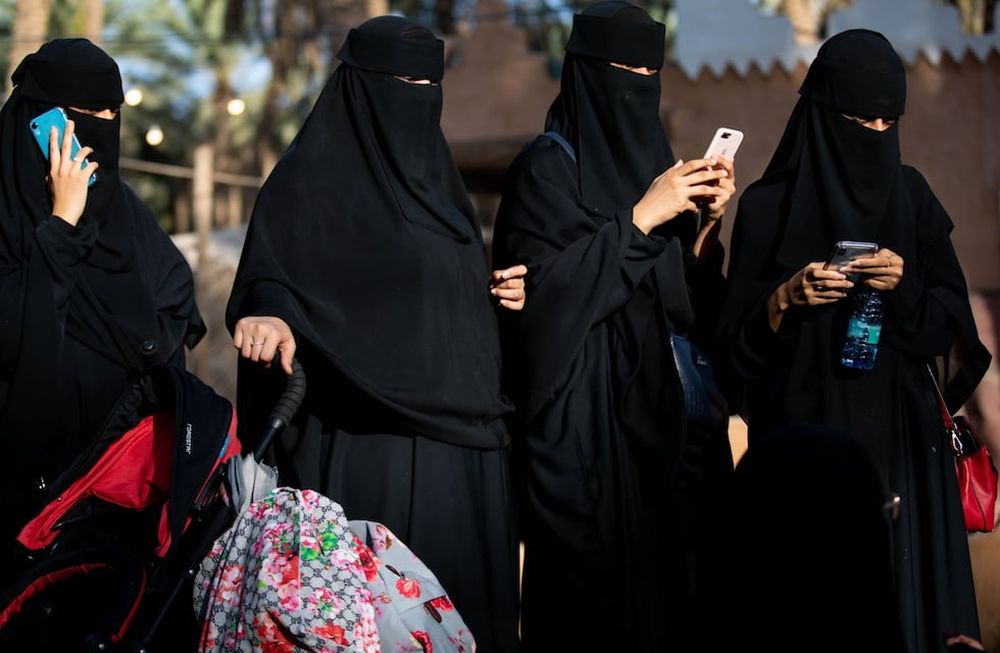 El uso de la burqa es habitual entre las mujeres saudíes, aunque los únicos países que obligan por ley a usar velo son Irán y Afganistán.
