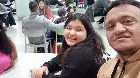 Familia de Alfredo. Una de sus hijas y él requieren diálisis.