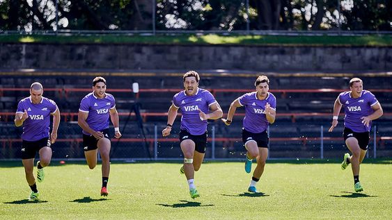 Rugby. Rodrio Isgró corre junto a sus compañeros backs