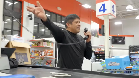 Juan García, de 56 años fue uno de los ganadores del reto extremo del supermercado de Mr. Beast.