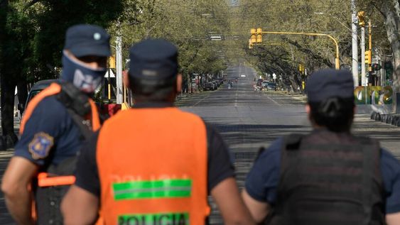 Cuarentena estricta. Mendoza desde ayer en la tarde luce desierta. Efectivos policiales apostados en las calles para evitar el movimiento de gente hasta mañana. Foto: Orlando Pelichotti.