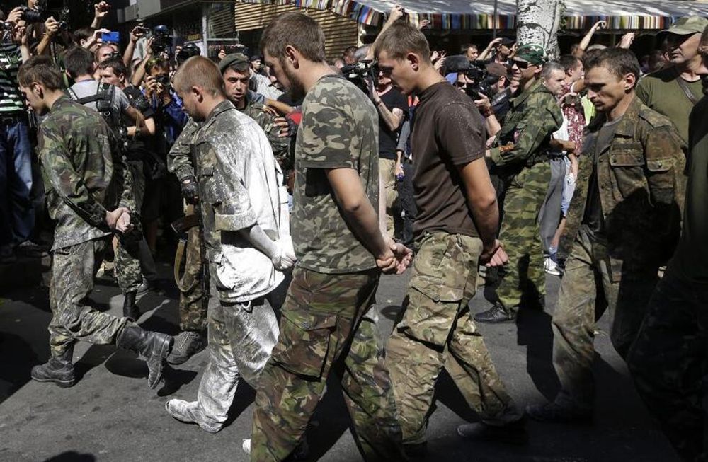 Prorrusos muestran a decenas de prisioneros de guerra ucranianos en Donetsk