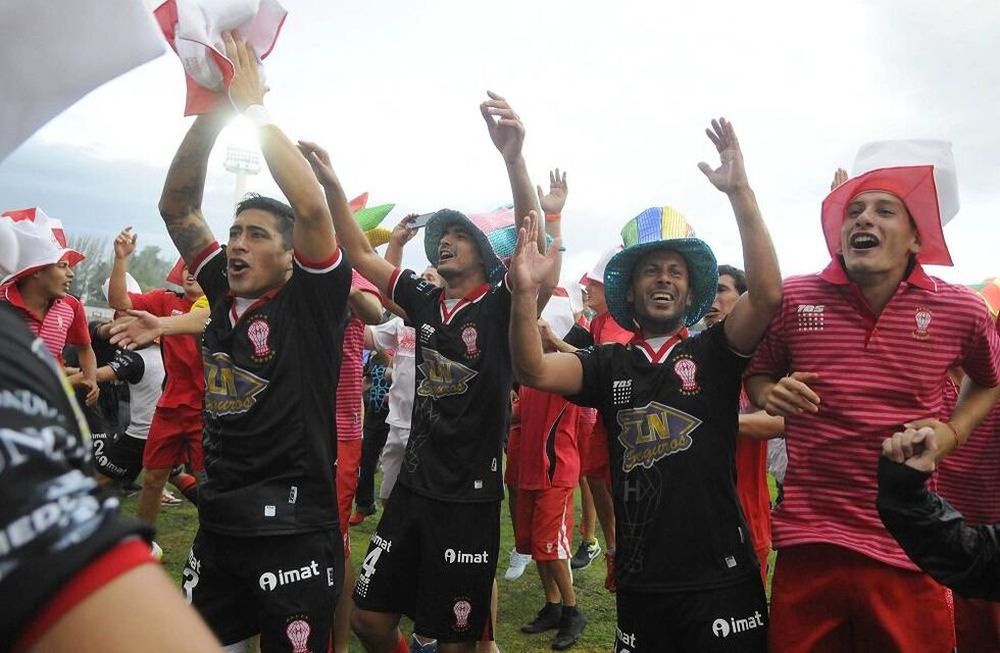 Huracán goleó a Atlético Tucumán y ascendió a Primera