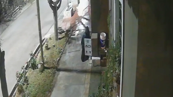Robó caños de medidores de gas de cuatro casas en Las Heras y lo detuvieron con una mochila llena de elementos