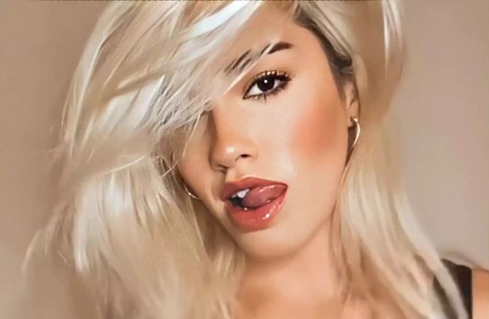 El apasionado beso de Lali Espósito con una modelo venezolana