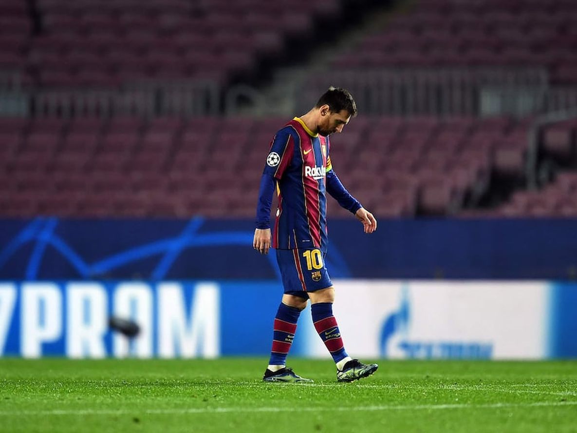 Messi se retira con la cabeza gacha luego de la goleada. / Gentileza