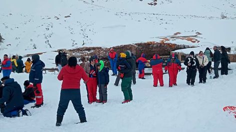 Los Andes | Los Mendocinos salieron a disfrutar la nieve en Puente del Inca. Foto: Gendarmería