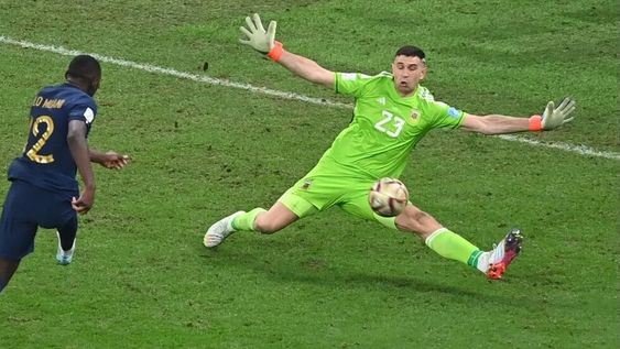 El francés reveló el trauma que le dejó la atajada de Dibu Martínez en la final del Mundial. / EFE