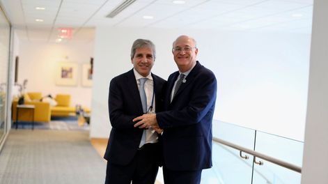El ministro de Economía, Luis Caputo, junto al presidente del Grupo BID, Ilan Goldfajn.