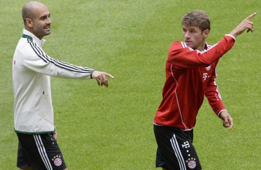 Video: Pep Guardiola zamarreó a Müller en la práctica del Bayern