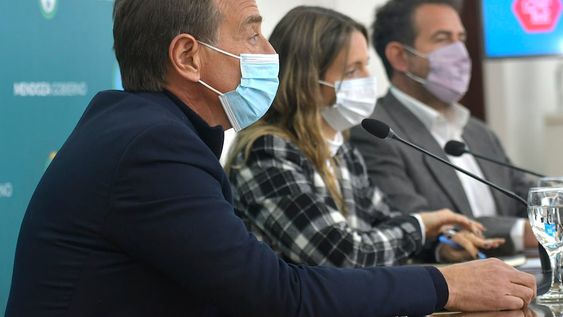 El  Gobernador Rodolfo Suárez  junto a María Marta Ontanilla, presidente del Instituto Provincial de la Vivienda, anunciaron créditos para construcción de viviendas. Foto: Orlando Pelichotti / Los Andes
