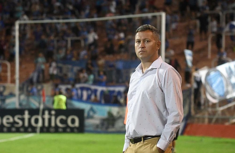 Cero autocrítica. Flores habló en conferencia tras la dura derrota en La Paternal, pero al igual que contra River volvió a elogiar al rival. Foto: José Gutiérrez / Los Andes