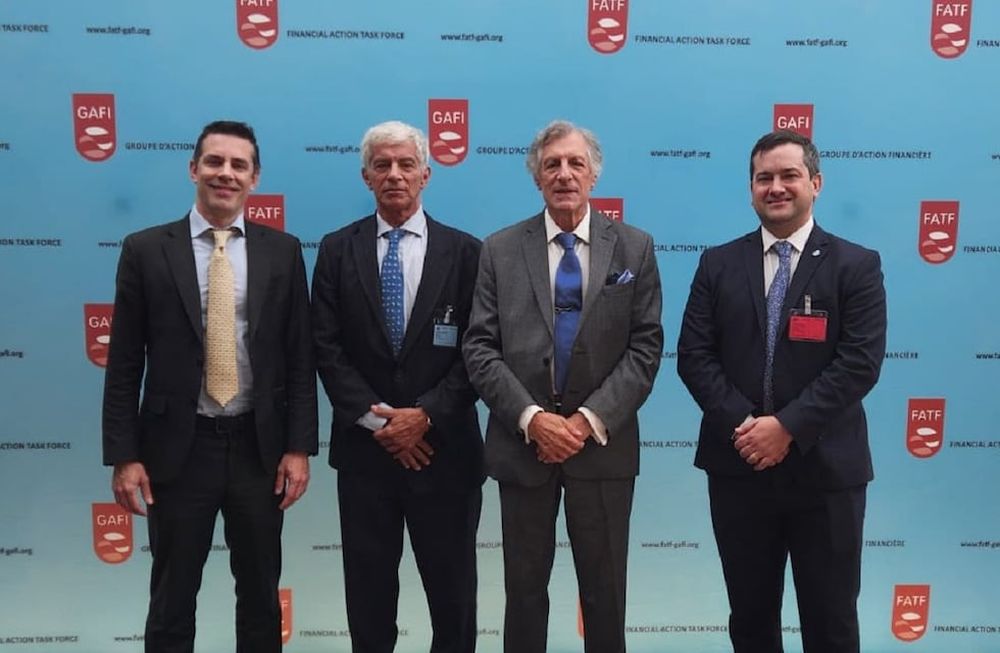 En la foto, la comitiva oficial en Francia. Argentina evitó caer en la lista gris del GAFI, el organismo internacional que se ocupa de combatir el lavado de dinero y la financiación del terrorismo. (X / Mariano Cúneo Libarona)