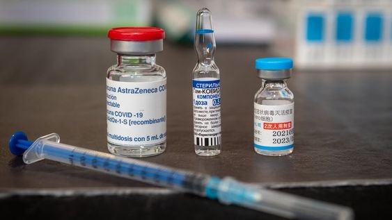 Científicos y el Gobierno analizan la posibilidad de combinar vacunas debido a la falta de segundas dosis de la vacuna Sputnik V. Foto: Ignacio Blanco / Los Andes