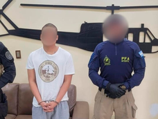 Pequeño J durante su extradición. Pequeño J durante su extradición.