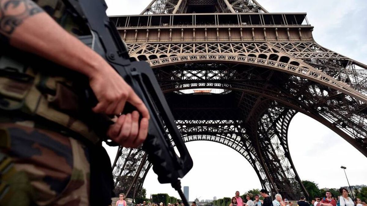 Evacuaron la Torre Eiffel por una amenaza de bomba de presuntos terroristas