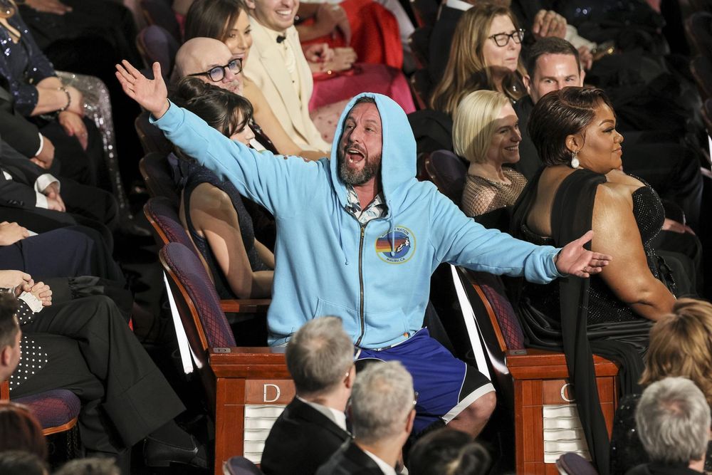  El actor Adam Sandler actúa entre el público durante la 97ª ceremonia anual de los Premios Óscar en el Teatro Dolby del barrio de Hollywood de Los Ángeles, California, EE.UU., el 02 de marzo de 2025. EFE/EPA/ALLISON DINNER
