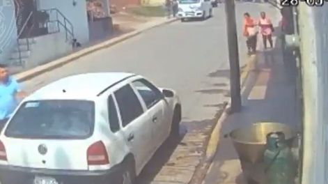 Las autoridades buscan identificar al asesino - Captura de video