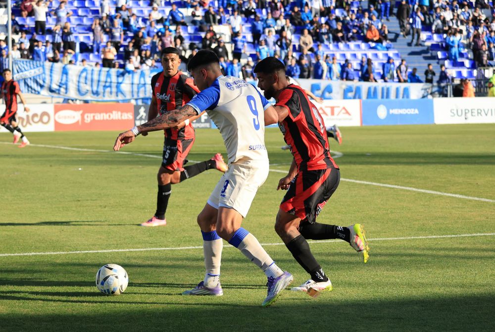 Uno de los tantos pasajes que entreg&oacute; el lance entre Godoy Cruz y Defensores de Belgrano. La victoria fue mendocina. Mart&iacute;n Pino lleva el bal&oacute;n en uno de los ataques de los Tombinos