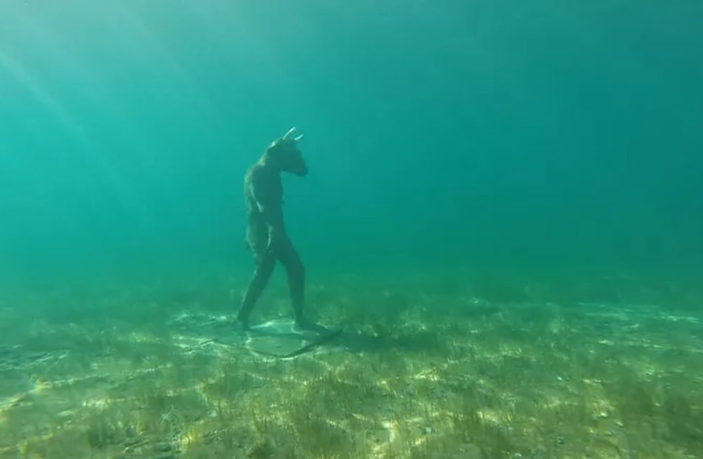 Descubrieron la estatua de un minotauro en el fondo de un lago. Foto LMNeuquén.