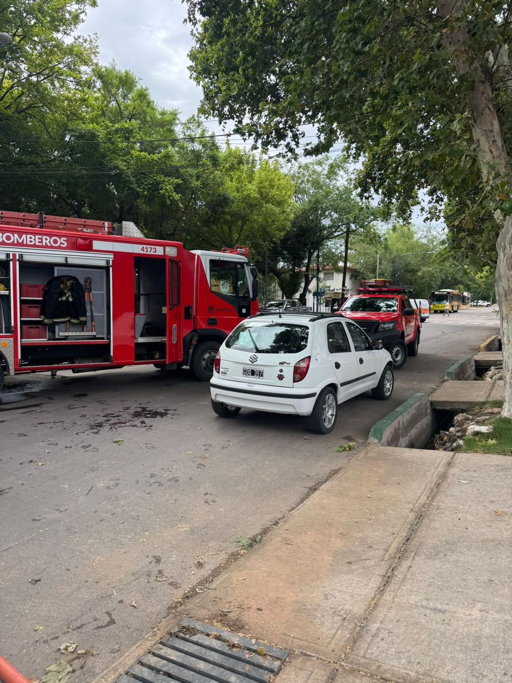 Bomberos controlaron un incendio en un aserradero de Godoy Cruz