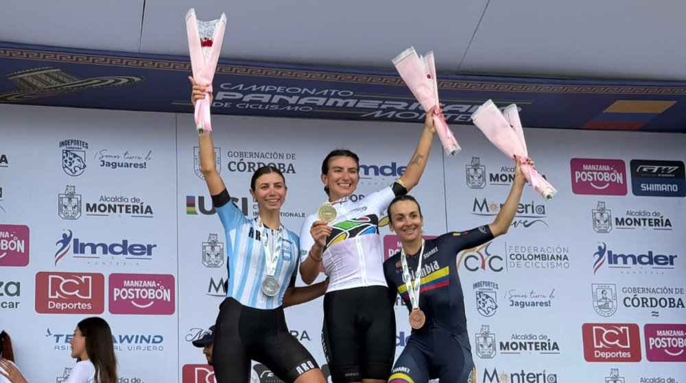 Julieta Benedetti en el podio junto a la ganadora la chilena Catalina Soto. El tercer puesto fue para la colombiana Diana Peñuela.