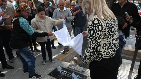 Momento en que se descubre la placa dedicada a Juan Antonio Vidable, este miércoles 24 de mayo a las 13. Es en la esquina de Paso de los Andes y Pueyrredón. / Los Andes