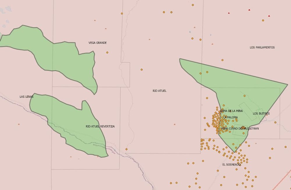 La Dirección de Hidrocarburos de la provincia cruzó las resoluciones nacionales con el mapeo de áreas concesionadas. Los pozos petroleros aparecen marcados con puntos anaranjados.