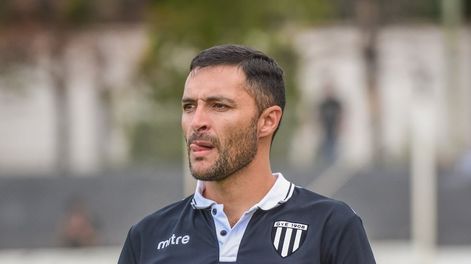 Los Andes | Gimnasia cortó una racha de seis partidos sin victorias con un golazo de Fernando Bersano. Joaquín Sastre, el DT. Foto: Mariana Villa / Los Andes