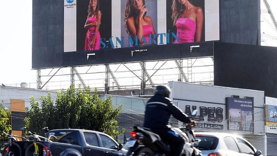 Los rostros y nombres de algunas reinas departamentales ya ganan los carteles publicitarios de las ciudades. | Foto: José Gutiérrez / Los Andes