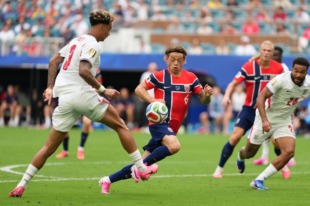 Mundial 2026.Patrick Berg de Noruega disputa el balón con Nico O’Reilly de Inglaterra este sábado, en un partido de cuartos de final del Mundial de la FIFA 2026 entre Noruega e Inglaterra en el estadio Hard Rock en Miami (Estados Unidos).&nbsp;