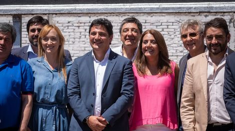 Los funcionarios que afirmaban que el tren llegaba a Mendoza.