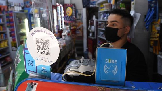 Problemas en los kioscos con las tarjetas SUBE, es muy complicado conseguirlas para la venta y solo pueden cargar hasta 200 pesosAdonis, joven de un kiosco de calle Garibaldi de CiudadFoto: José Gutierrez / Los Andes