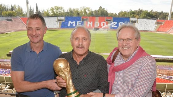 Leopoldo Jacinto Luque sostiene la Copa del Mundo en sus manos. Lo acompañan los holandeses Ernie Brandts y Arie Haan, quienes fueron rivales en aquella memorable final y lo visitaron en Mendoza hace dos años.